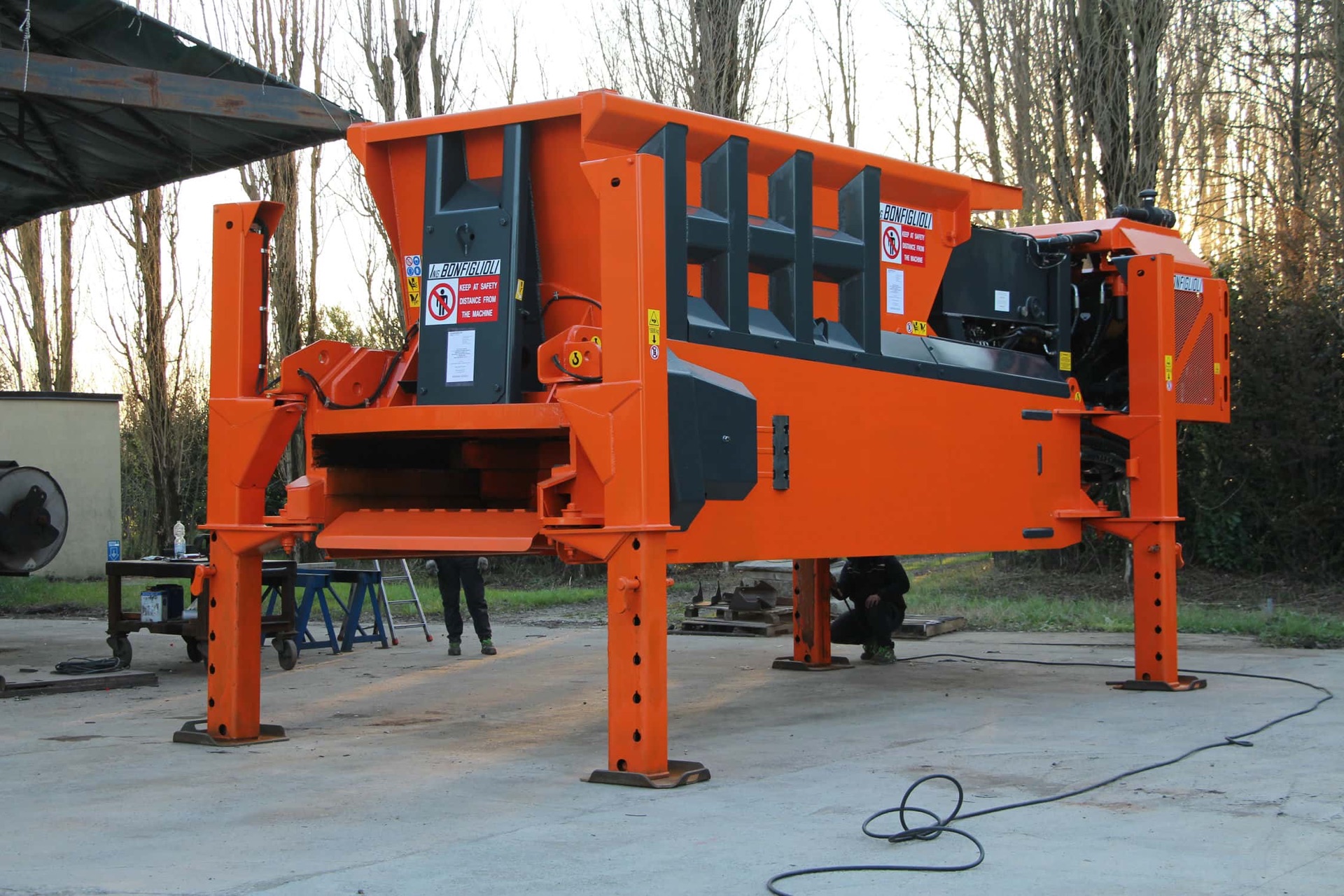 Cisaille mobile MOBICUT 1200 BONFIGLIOLI posée sur ses béquilles