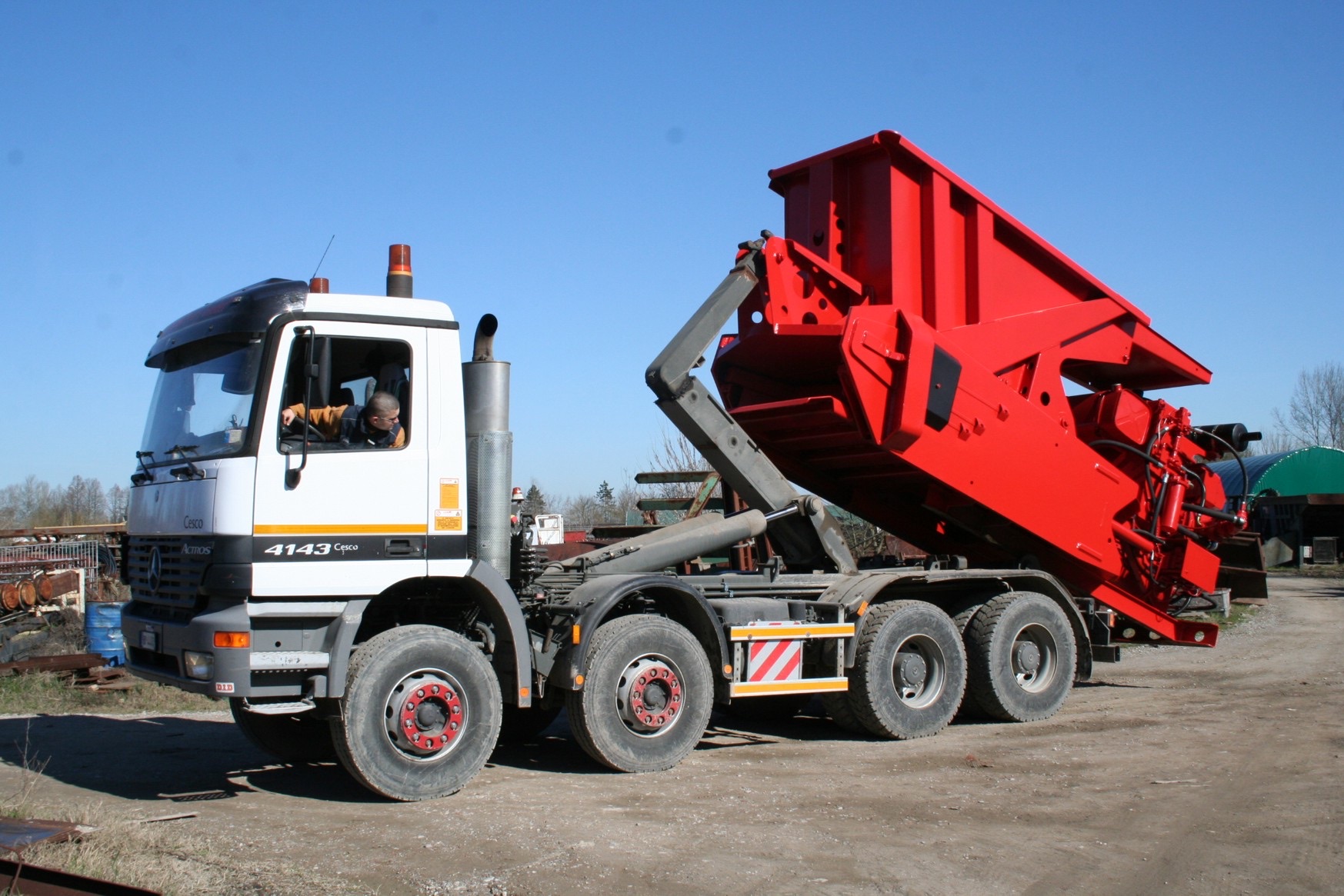 Cisaille mobile MOBICUT BONFIGLIOLI chargée sur camion ampliroll