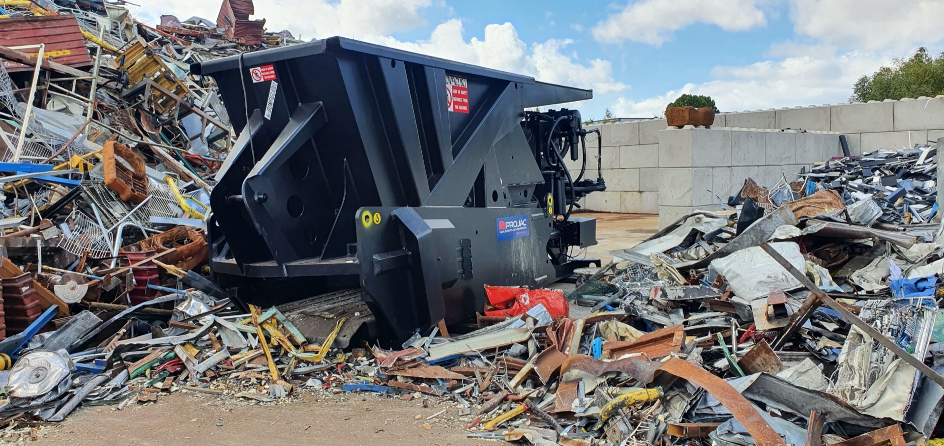 Cisaille mobile MOBICUT BONFIGLIOLI sur un parc à ferraille