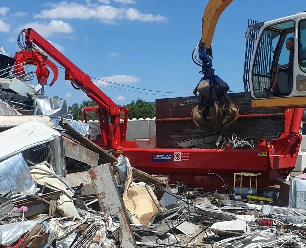 Presse à paquets mobile MOBIPACK BONFIGLIOLI en fonctionnement sur un chantier de ferraille