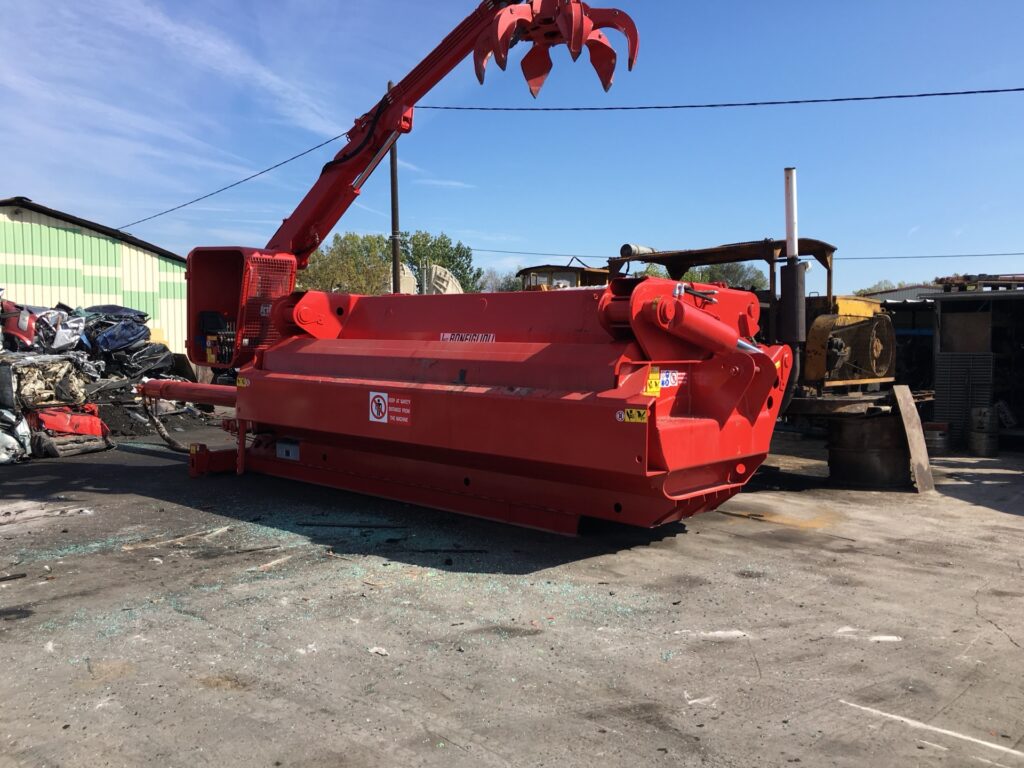 Presse à paquets mobile MOBIPACK BONFIGLIOLI sur un chantier de ferraille